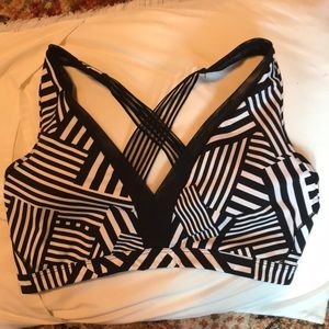 Black and white Victoria Sports sports bra